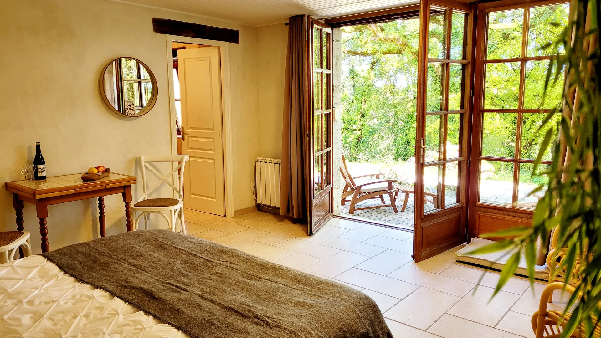 Petite table et l'entrée de la salle de douche