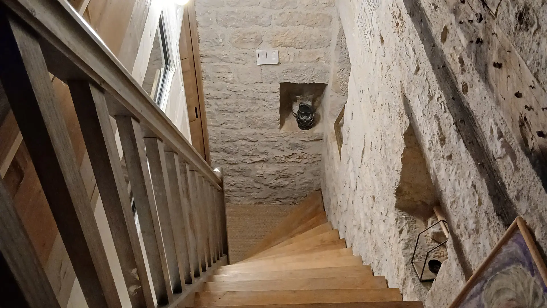 20250226_192245 Montée d'escaliers vers une chambre (uniquement l'été)