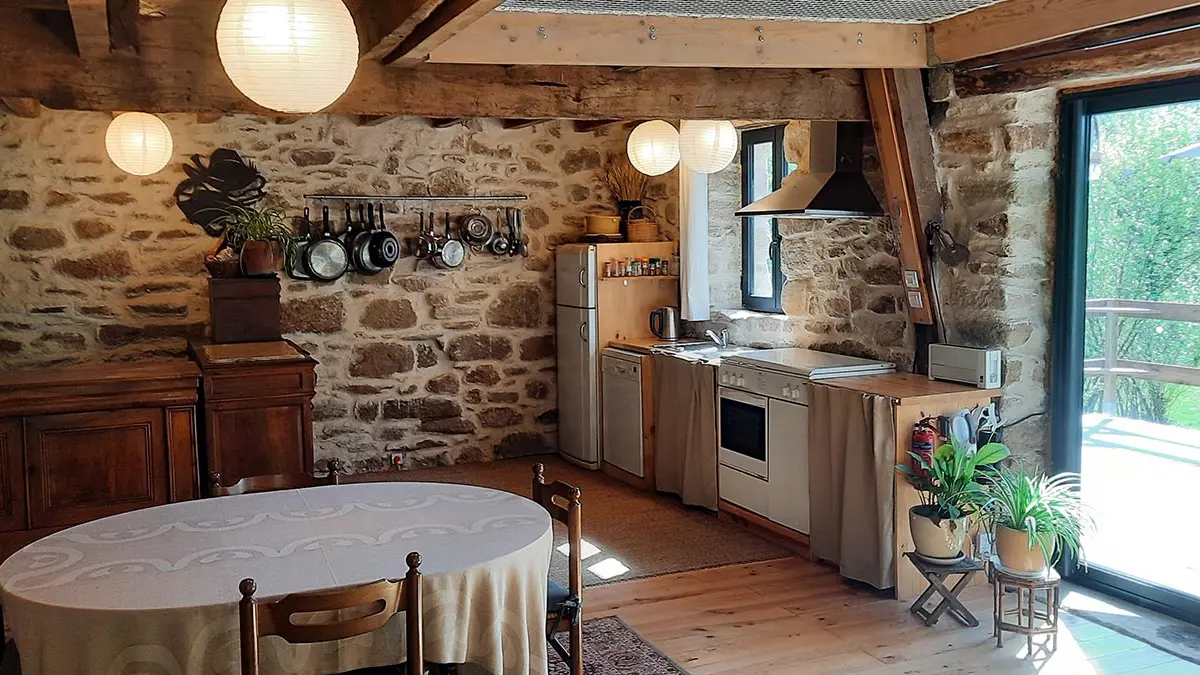 La pièce de vie avec salle à manger, cuisine et accès à la terrasse.