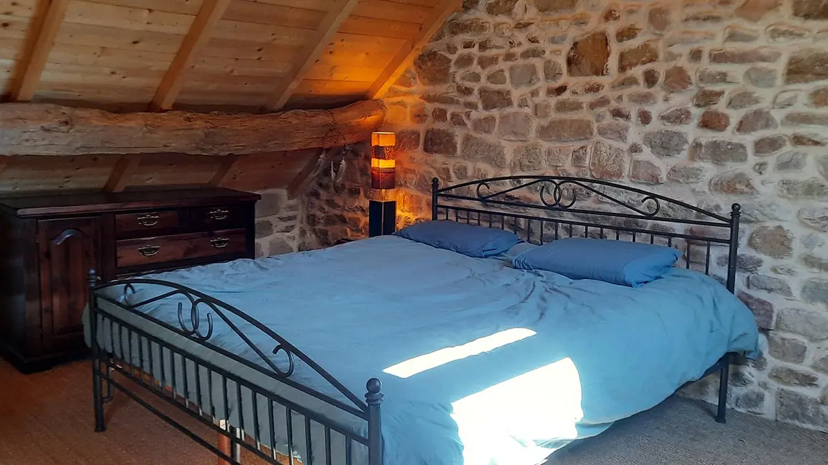 La chambre dans la mezzanine côté est, avec son lit king size.