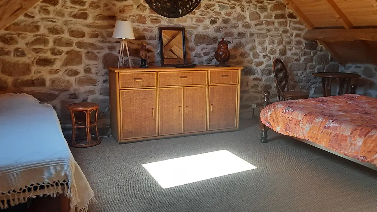 La chambre dans la mezzanine côté ouest, avec un lit double et un lit simple.
