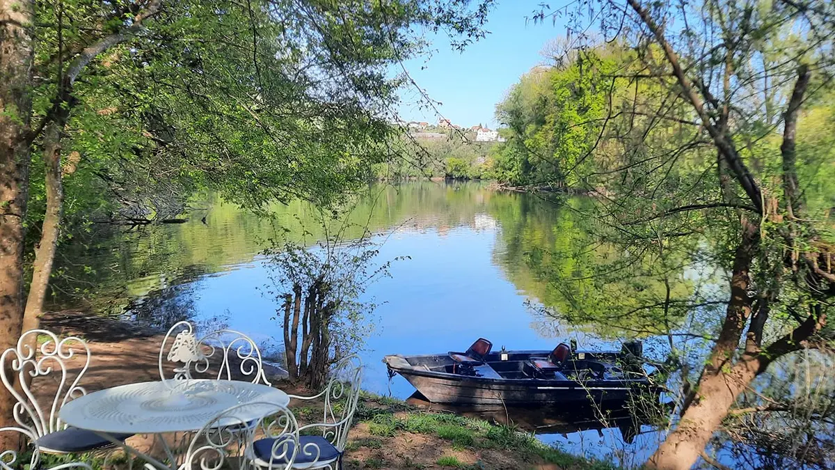 Le coin pique-nique et l'embarquement des bateaux à 80m du gîte. Idylique !