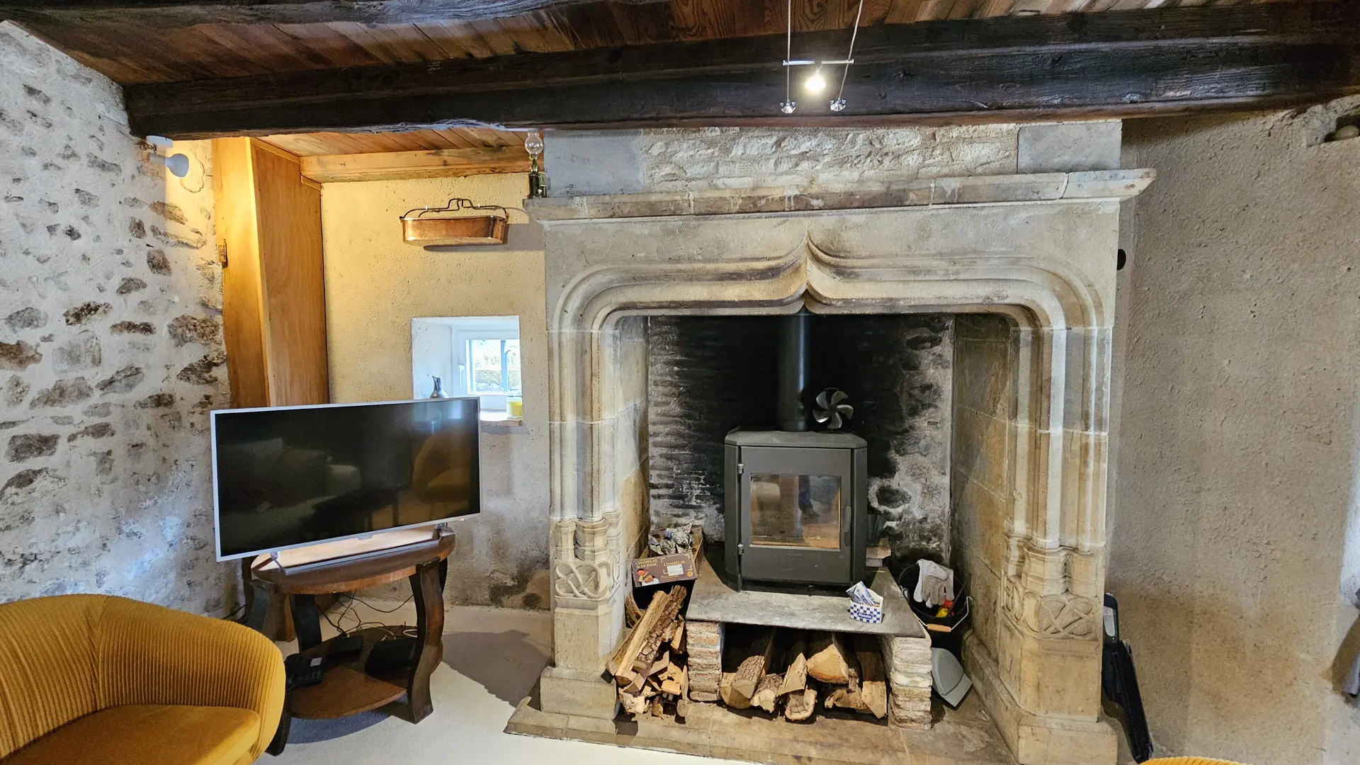 La cheminée avec son poêle