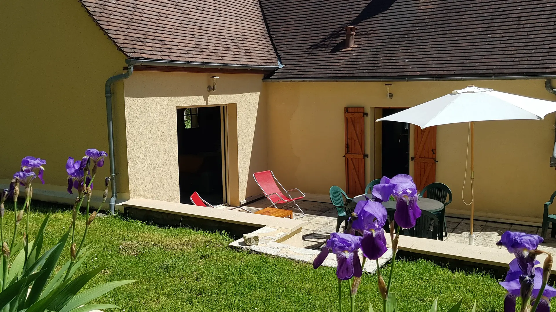 Le gite, terrasse côté jardin