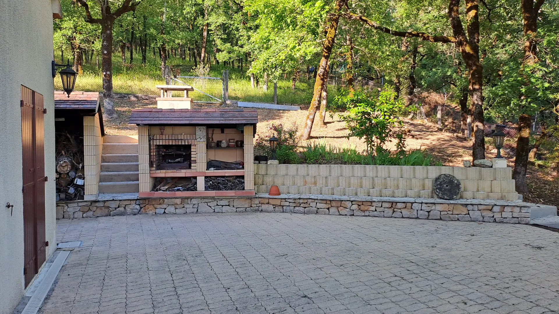 Belle terrasse avec barbecue bois  et barbecue au gaz