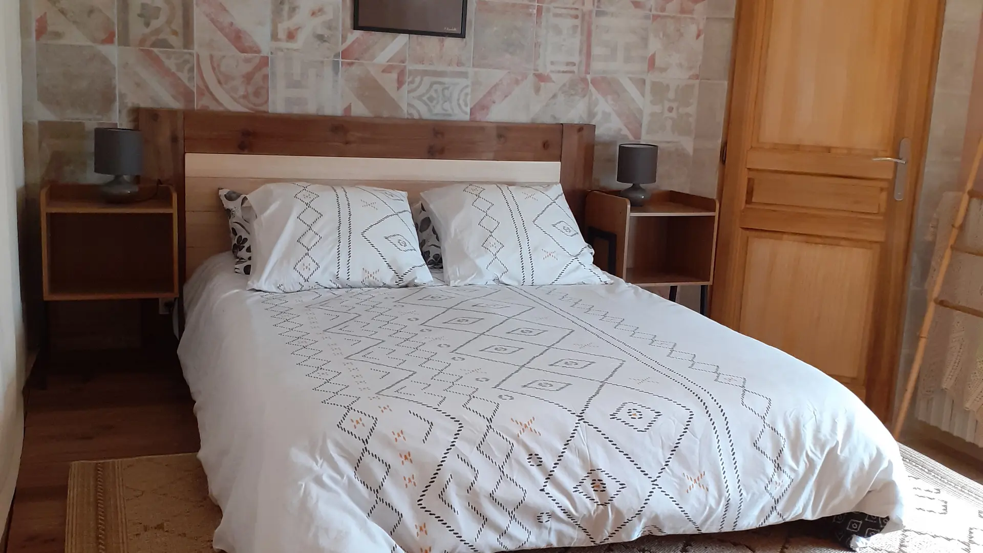 Chambre coté cour- disponible de juin à fin septembre