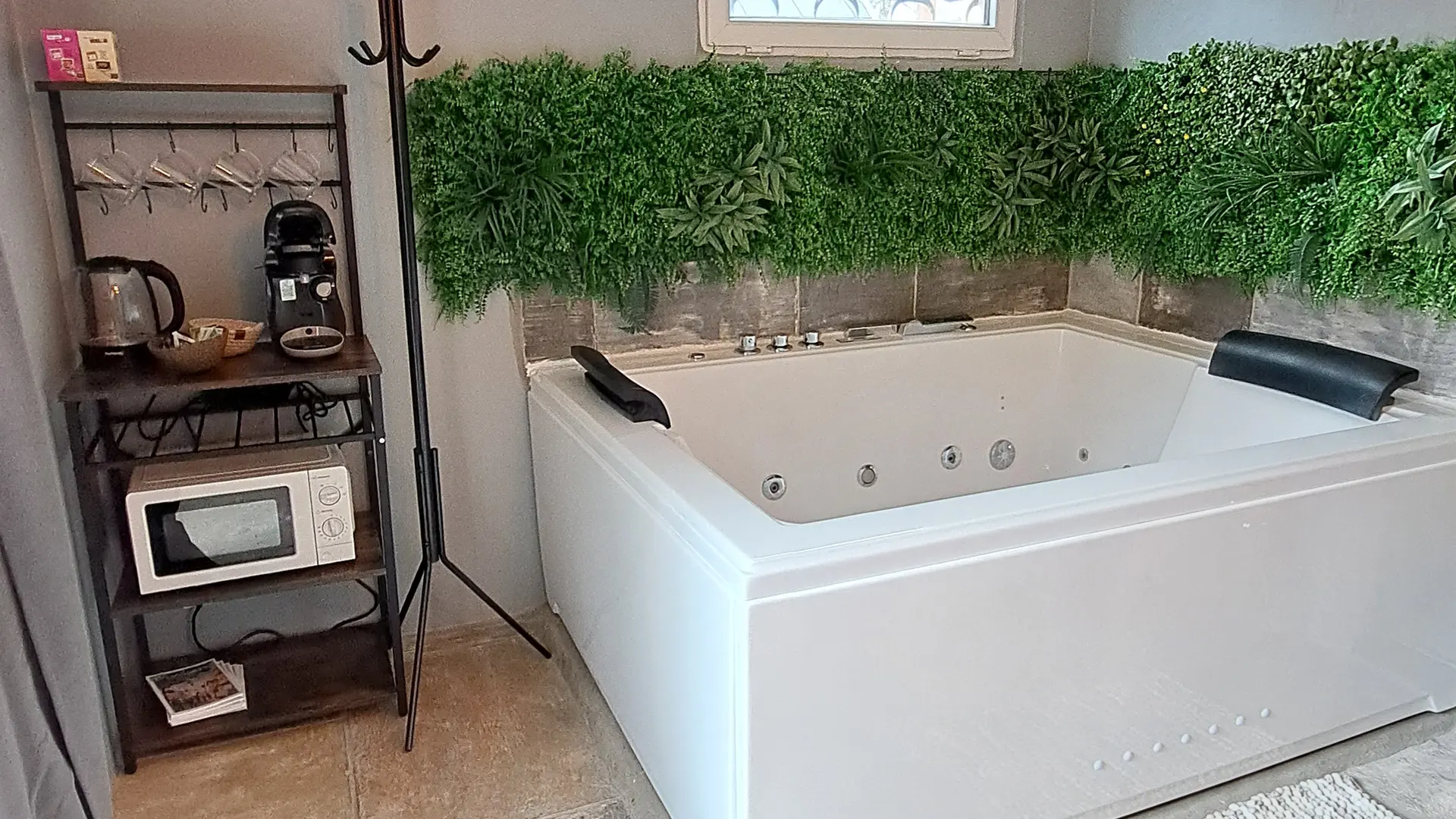 balnéo et coin cafetière, bouilloire et micro-ondes