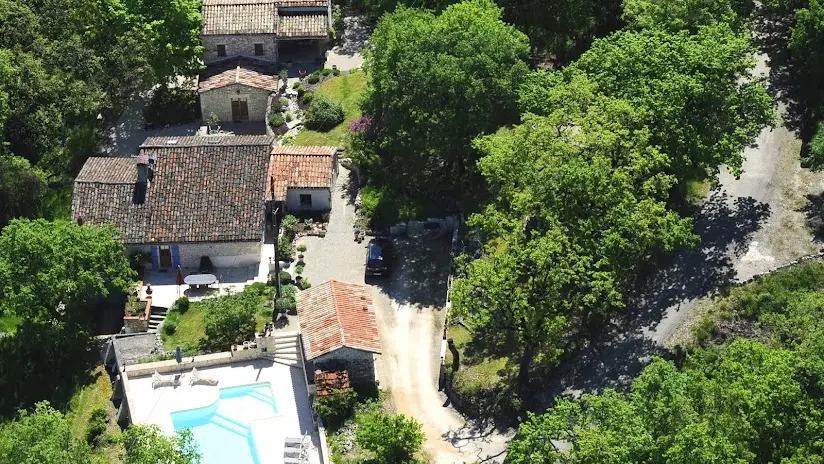 Vue aérienne de Chez Berger avec Piscine, Gîte et Chambre Haute et Chambre Basse