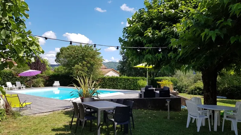 Coin repas sous les arbres