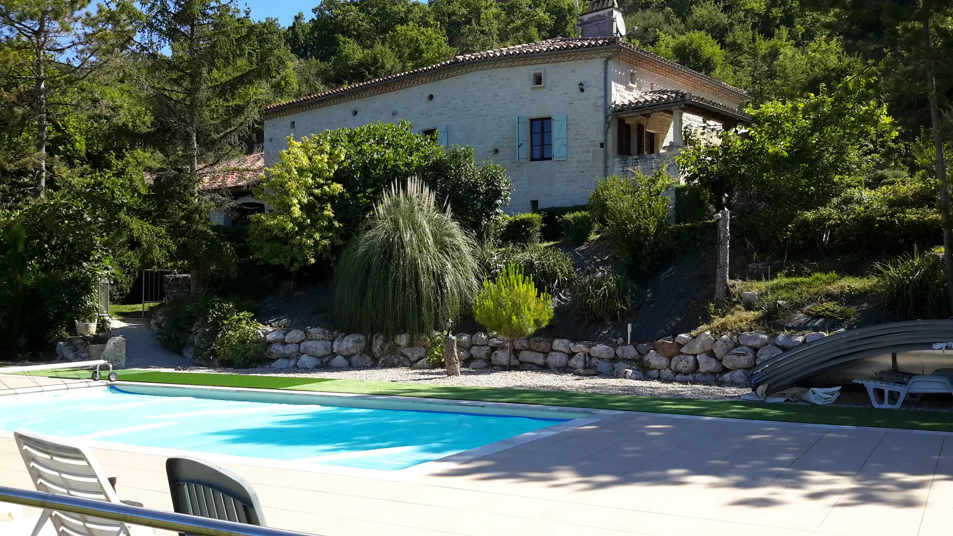 Gîte vue de la piscine +Gîte en arrière plan