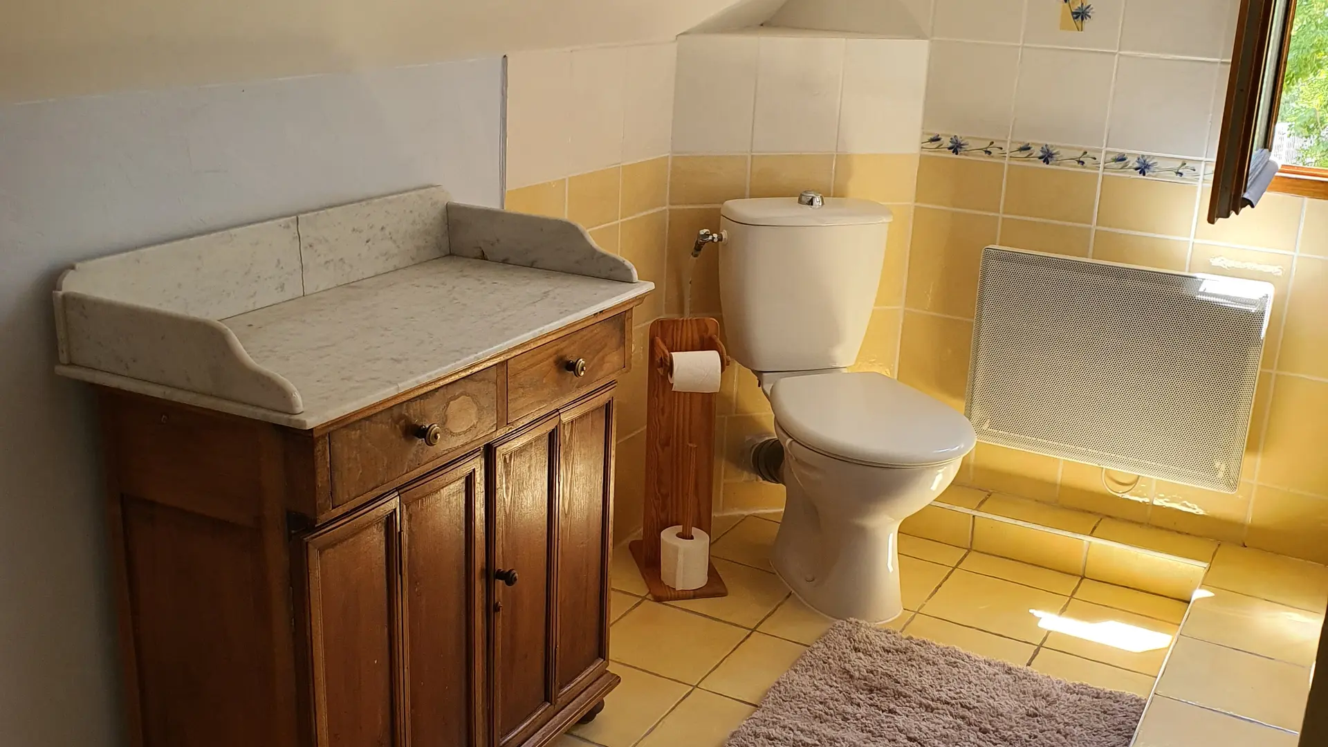 Salle de bain à l'étage avec WC