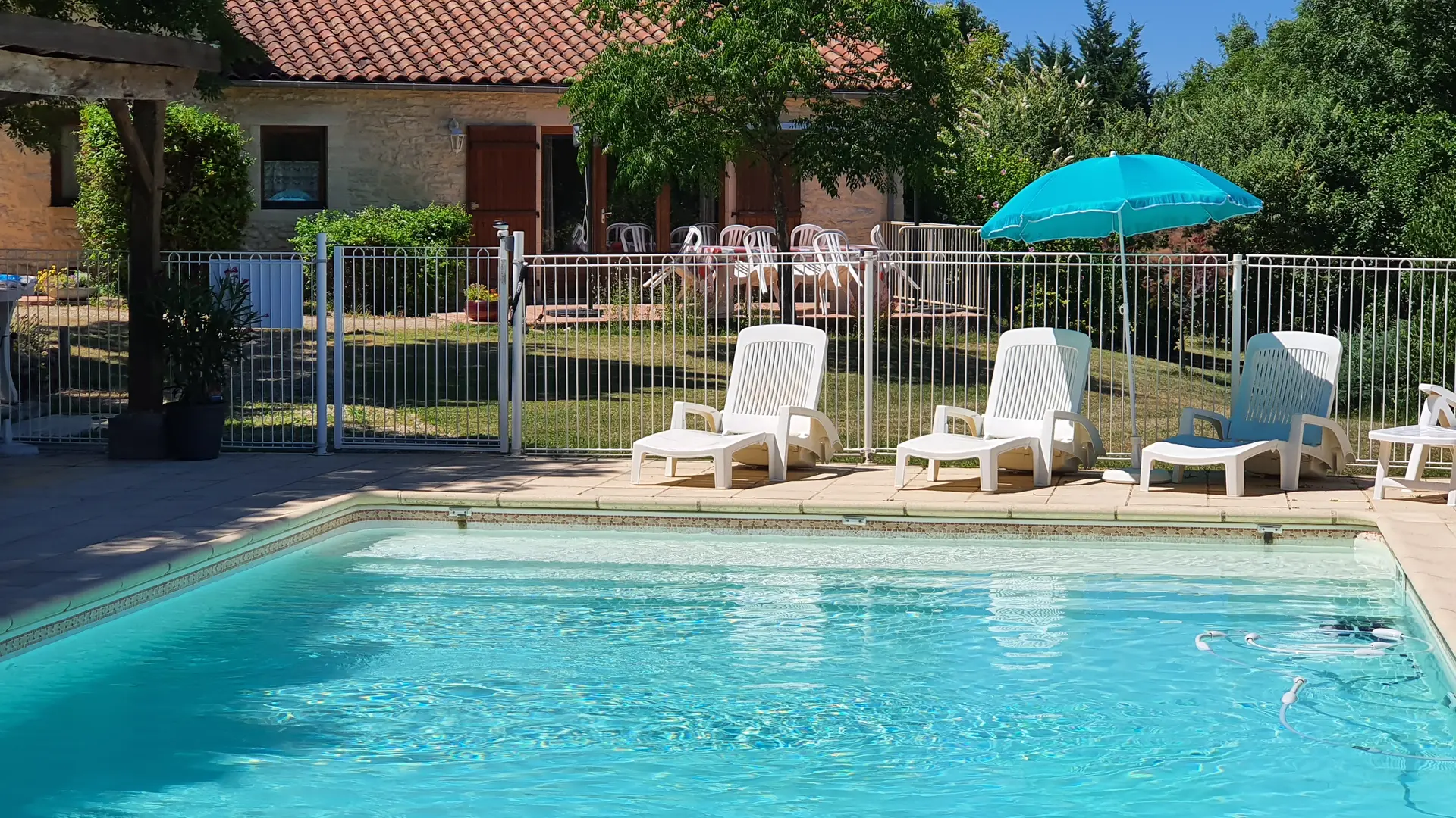 Piscine sécurisée et gîte