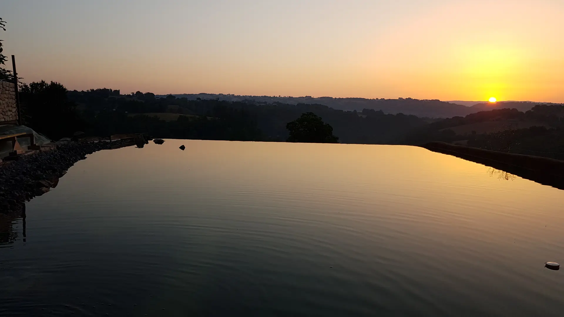 Couché de soleil sur la piscine