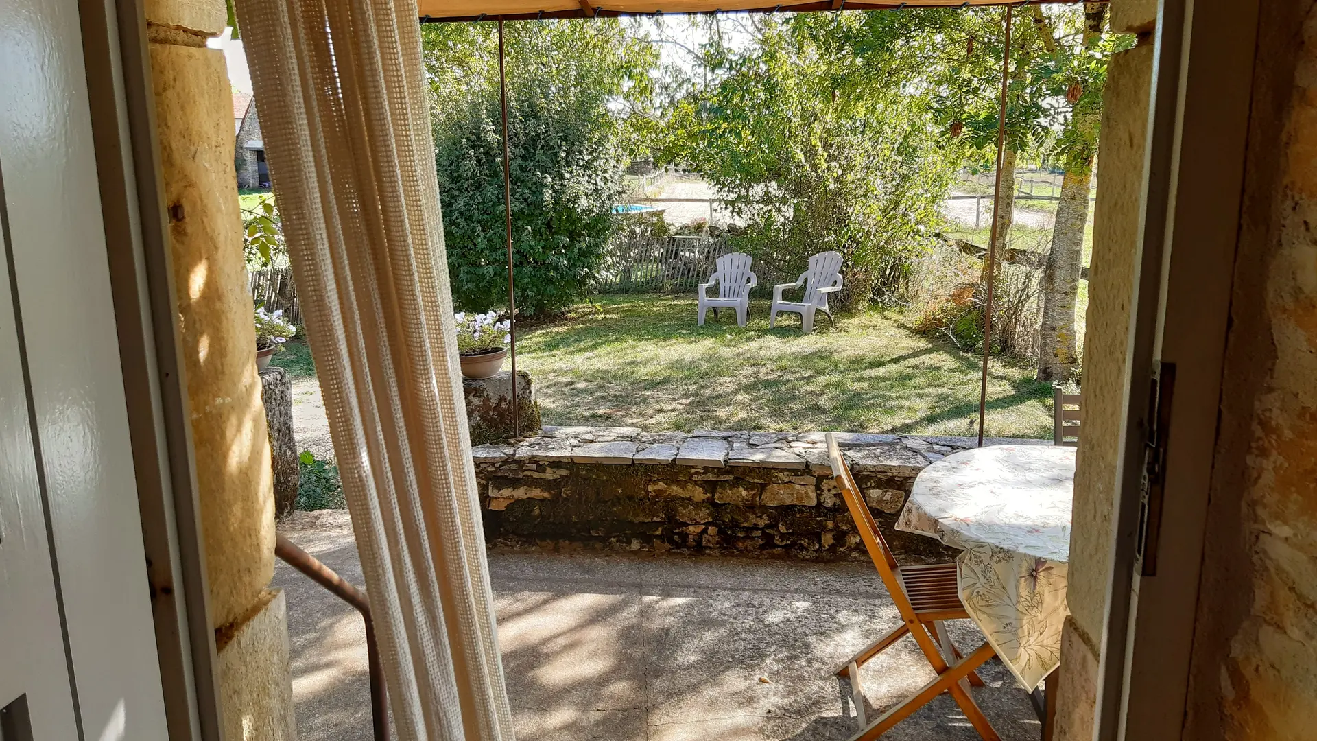 terrasse vue de l'entrée du gîte