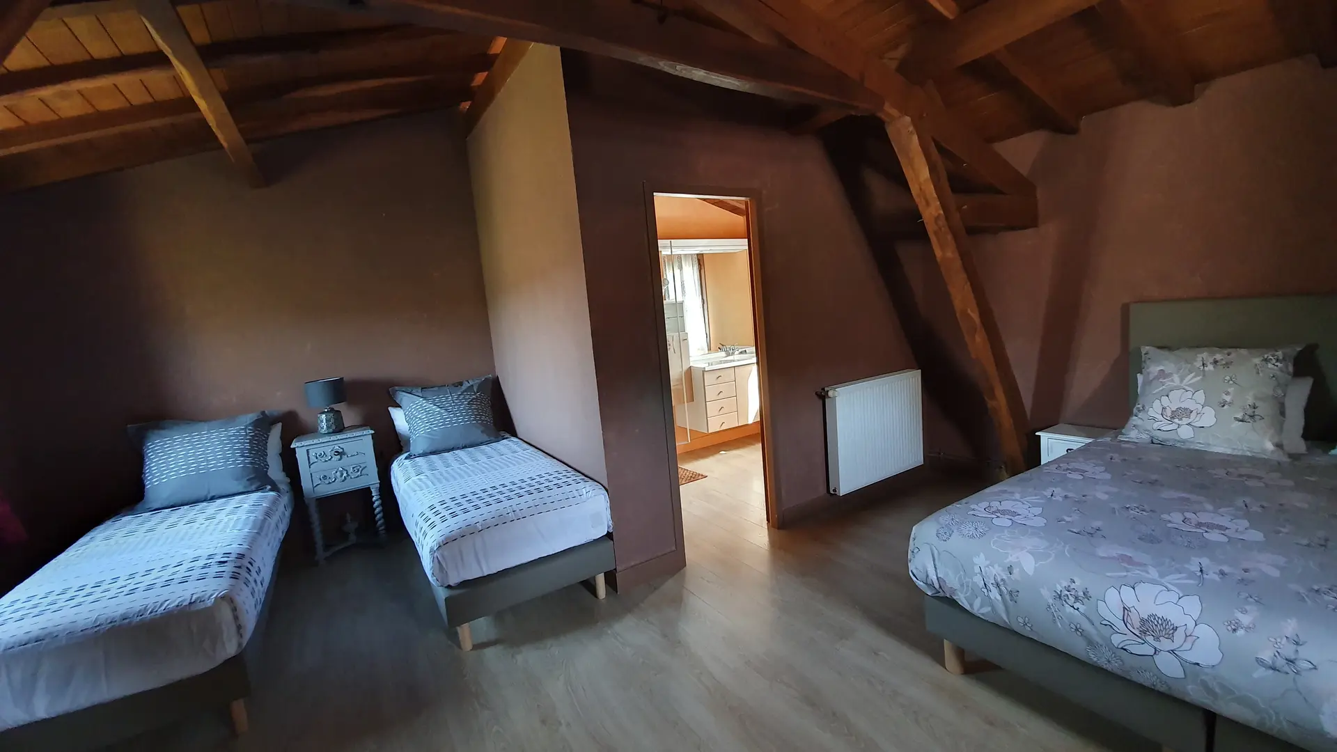 chambre 2 à l'étage