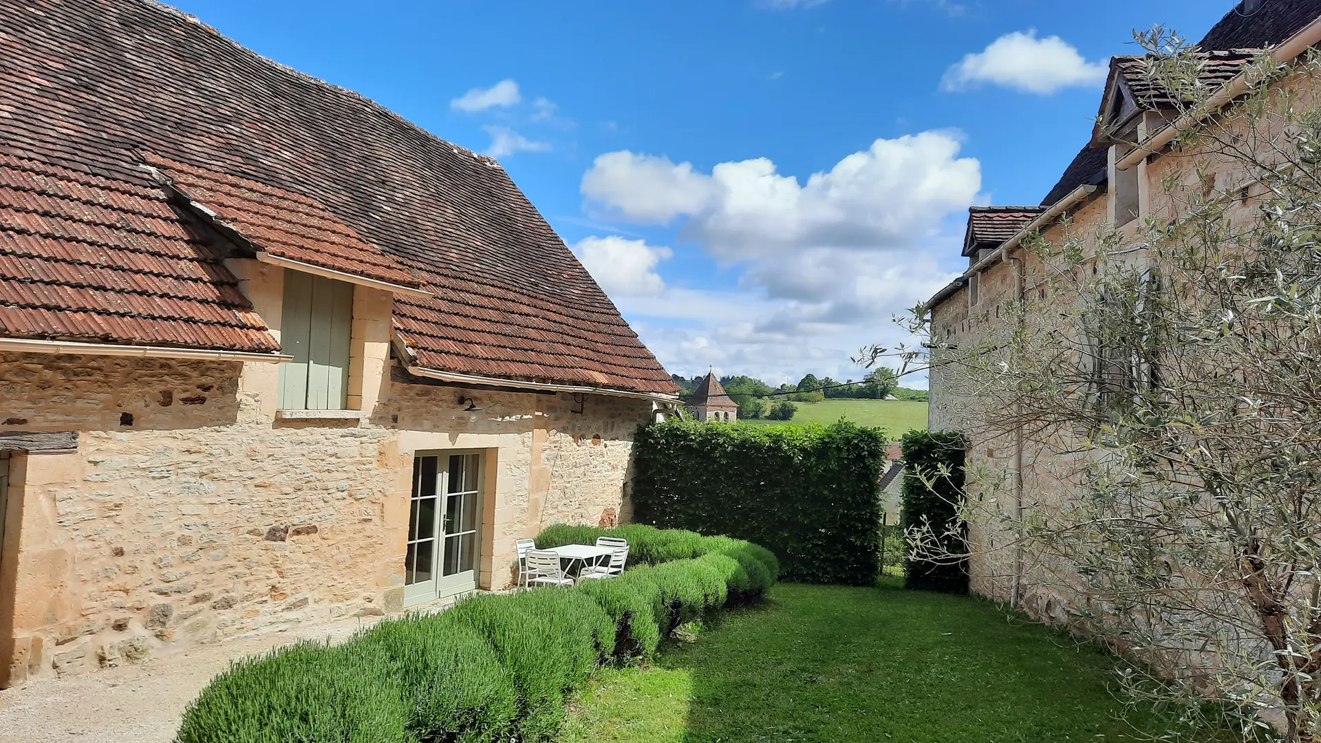 Entrée et terrasse du petit Olivier