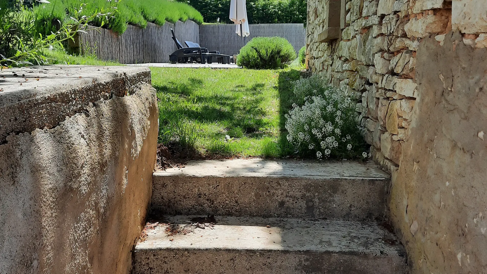 Escalier pour se rendre à la piscine