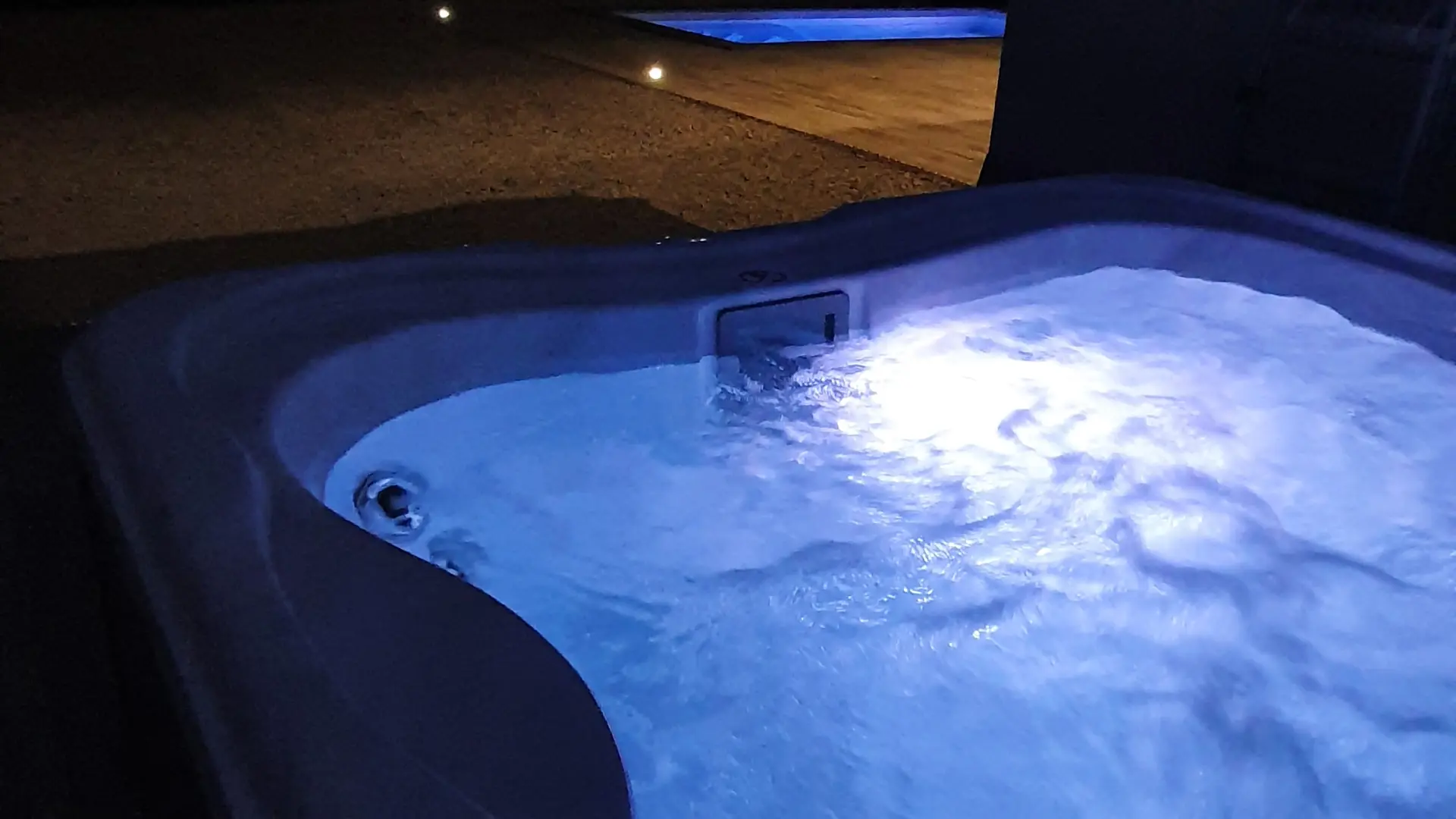 Jacuzzi et piscine la nuit