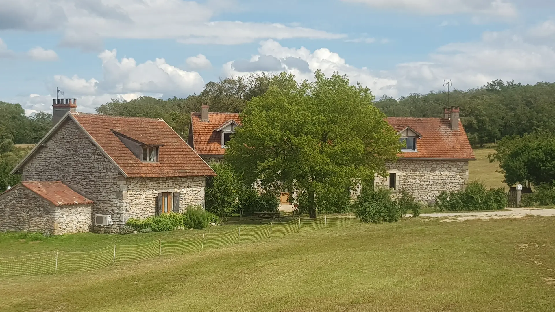 le gîte et la maison avec chambres d'hôtes