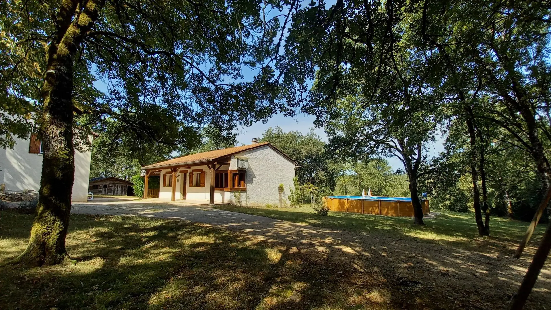 Vue du gîte et de la maison des propriétaires