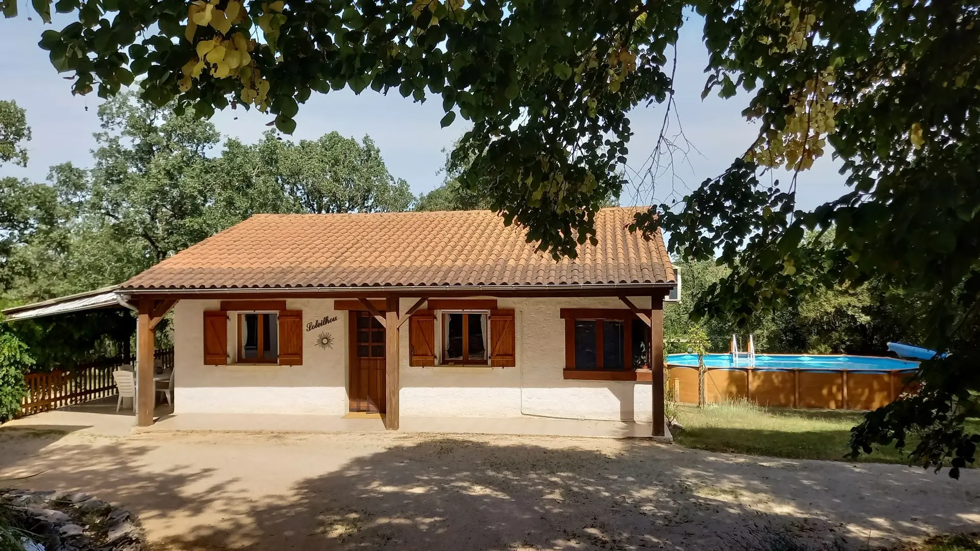 Vue générale du gîte et de sa piscine