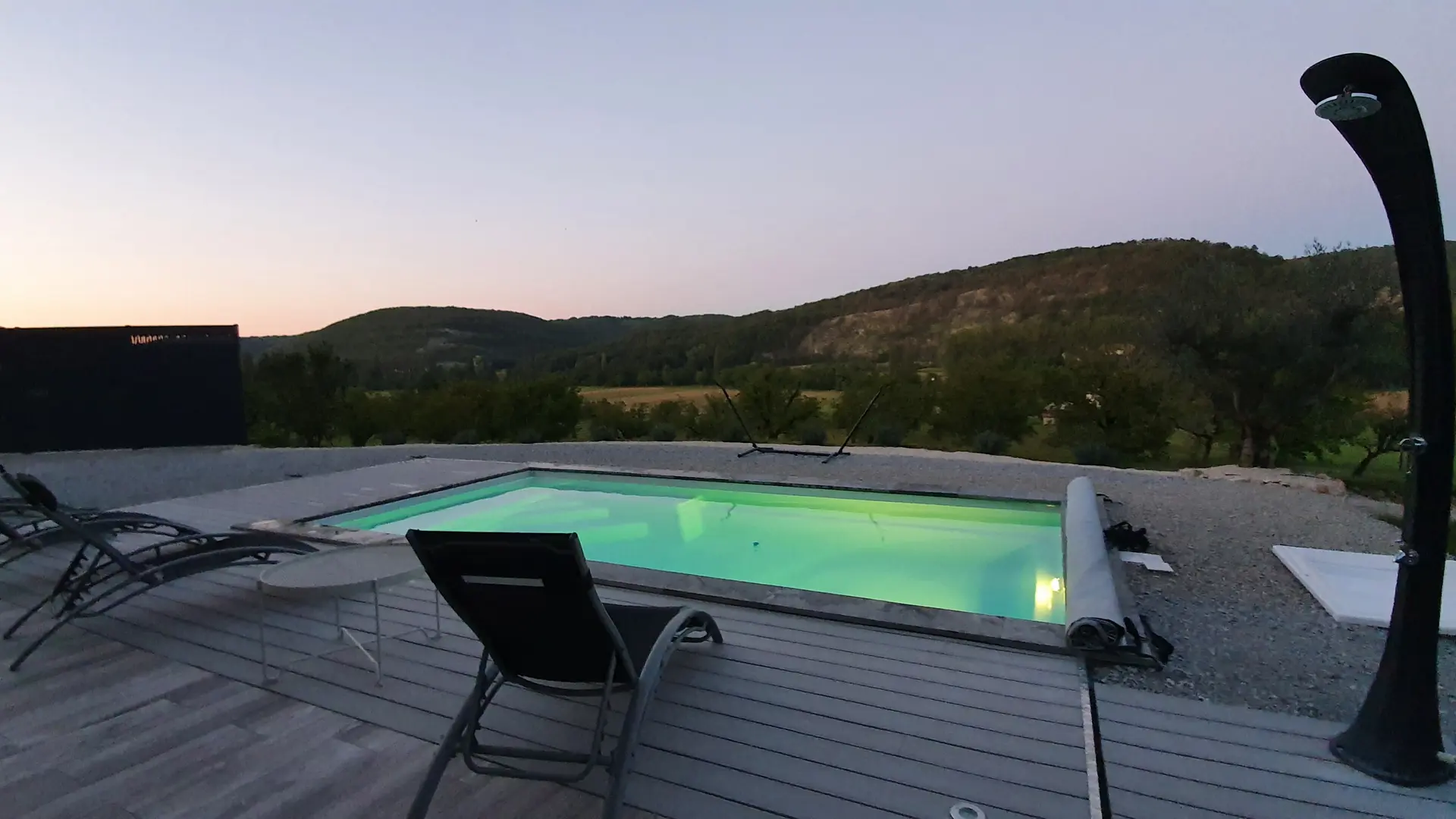 Vue piscine en soirée