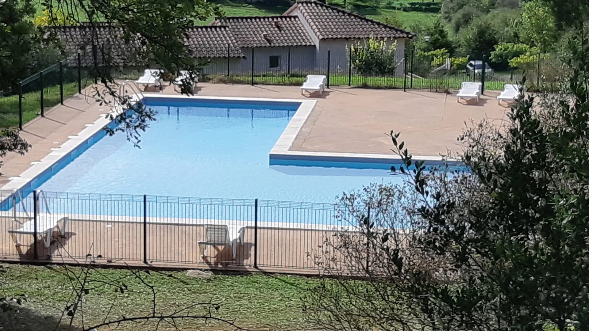 Grande piscine commune avec pateaugeoire pour les petits