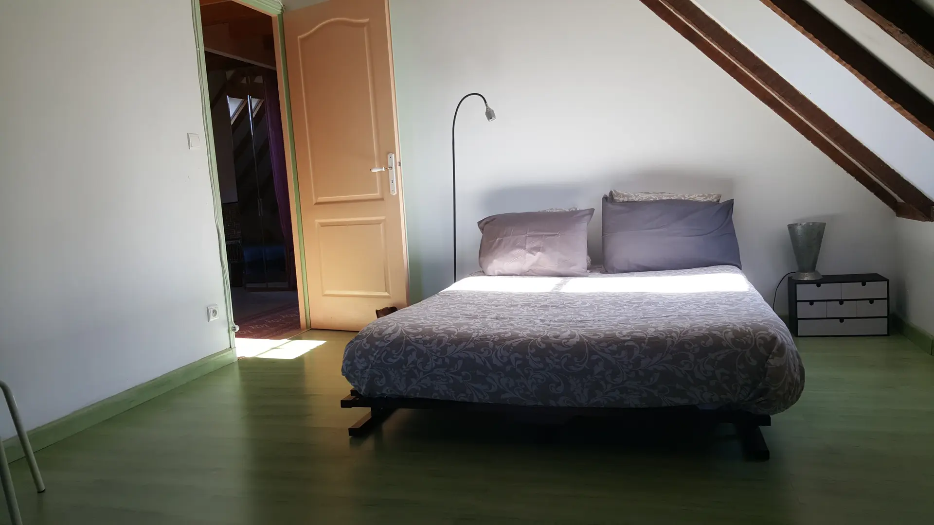 Chambre lit double 1 porte fénêtre , 1 fenêtre.