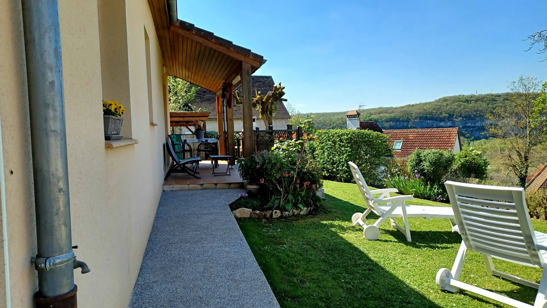 Terrasse avec salon de jardin