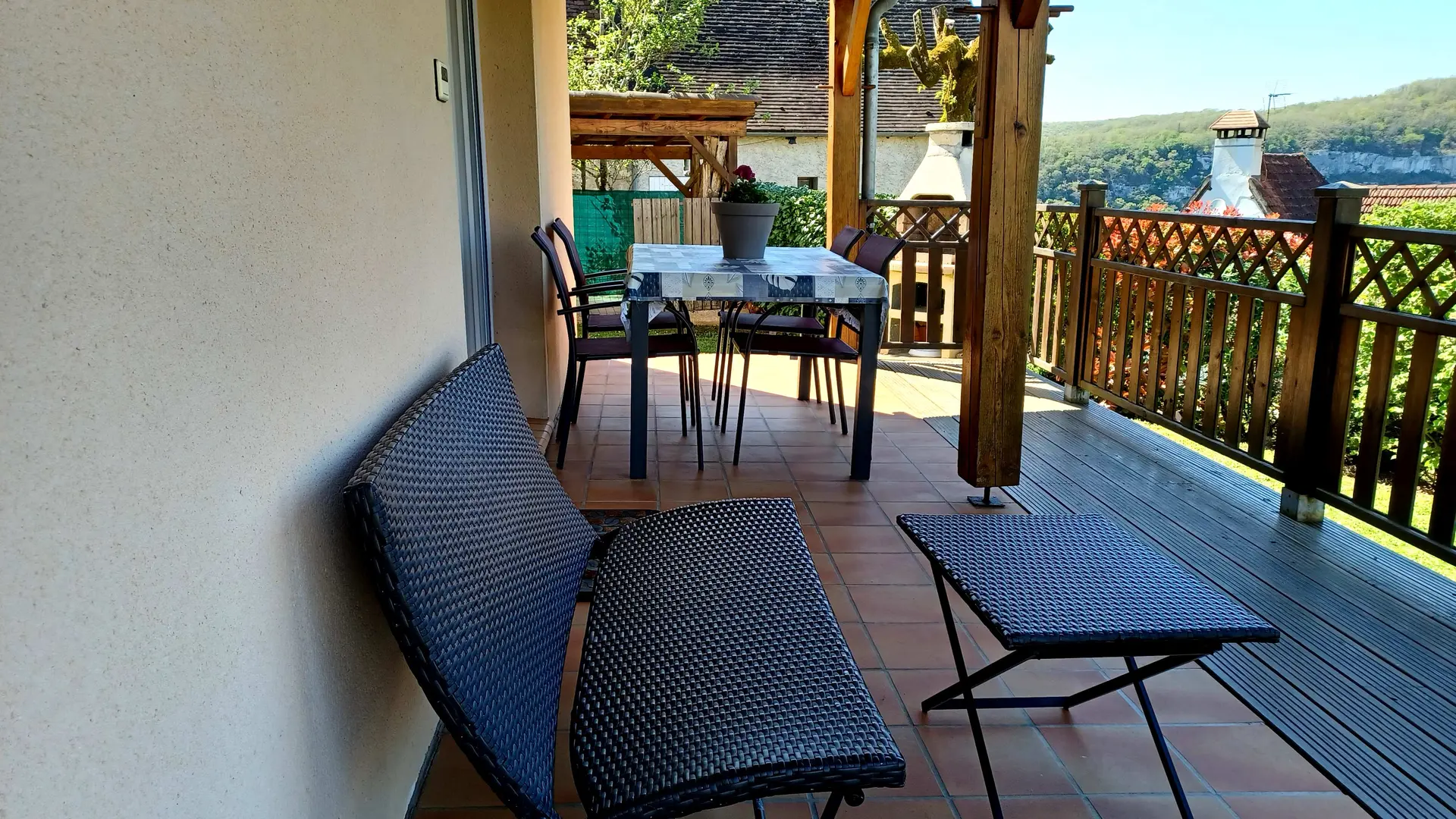 Terrasse avec salon de jardin