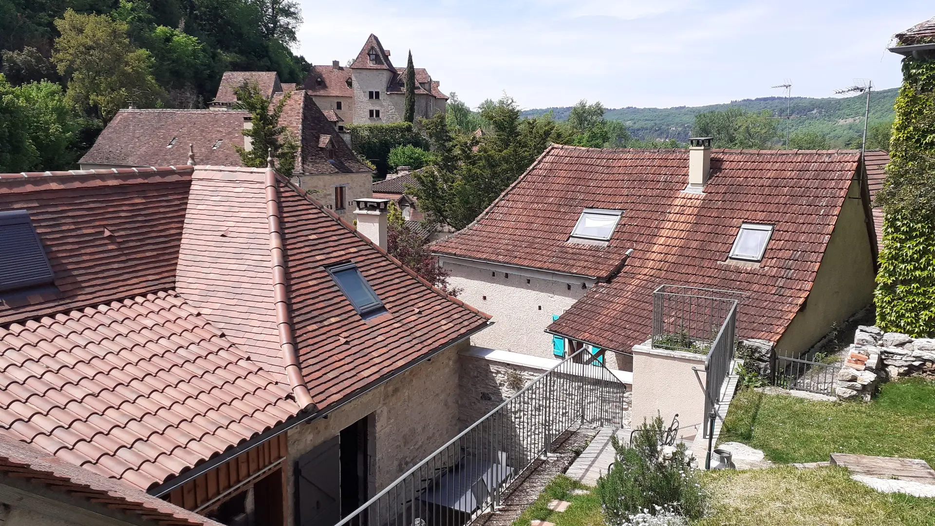 JARDIN/PELOUSE ARRIERE GIte et vue sur village