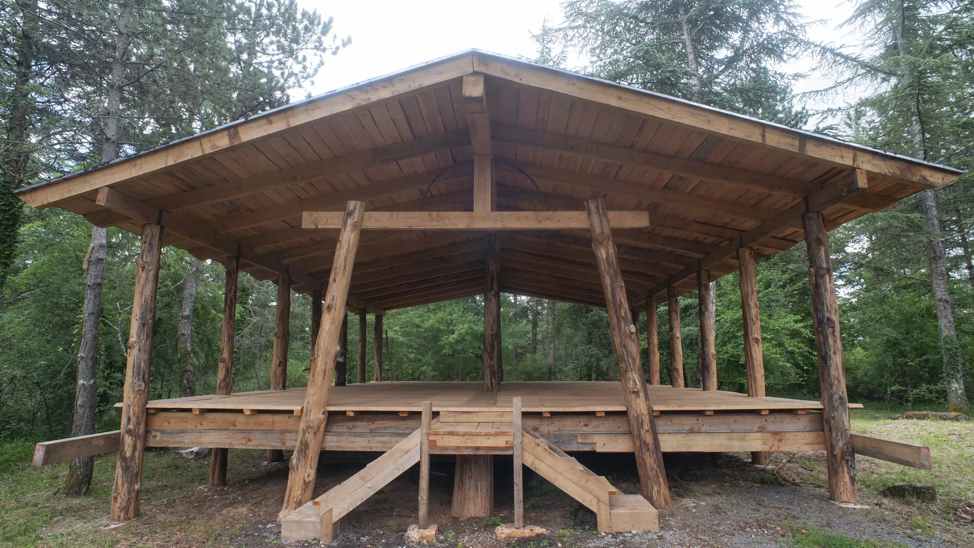 dojo dans la forêt pour pratiquer le yoga