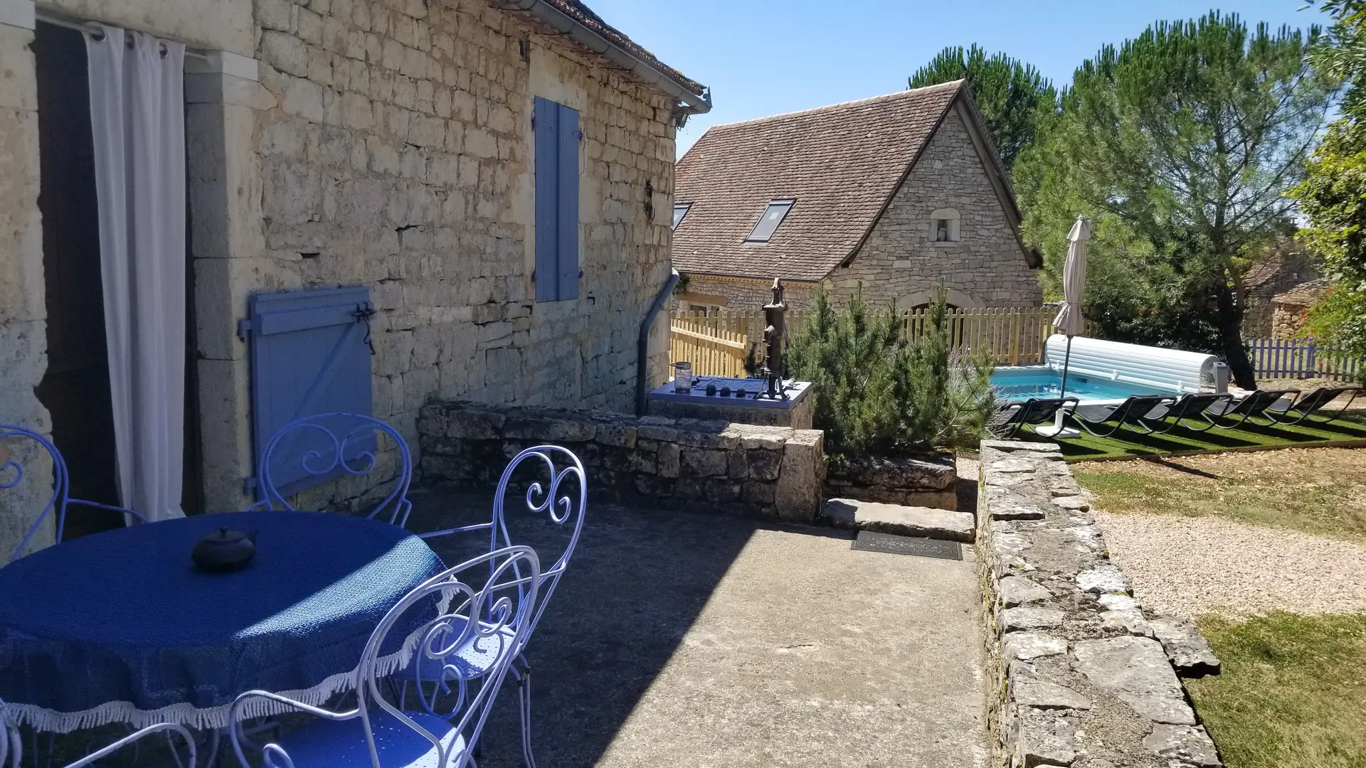 Terrasse avec jardin  et piscine privés