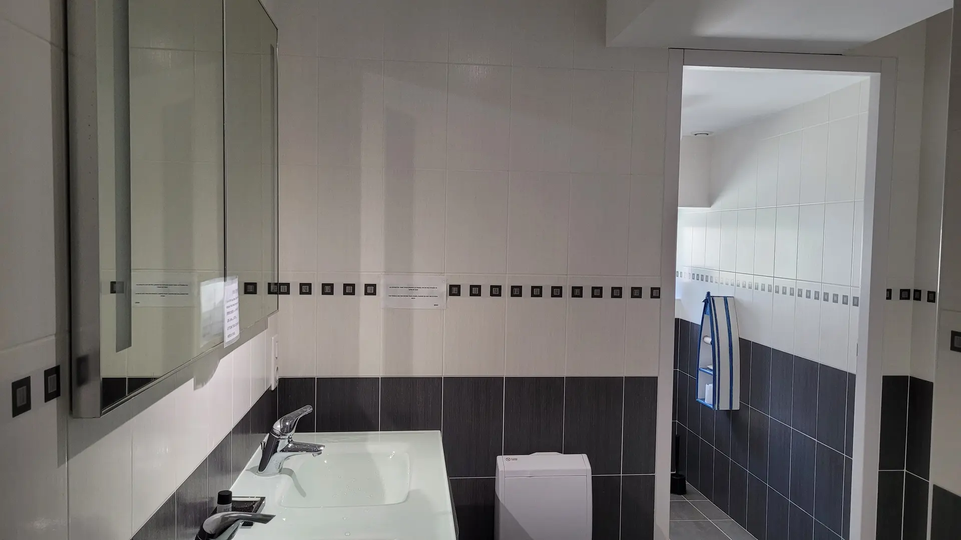 Sanitaires 2 douches, 2 lavabos et 1 WC gîte