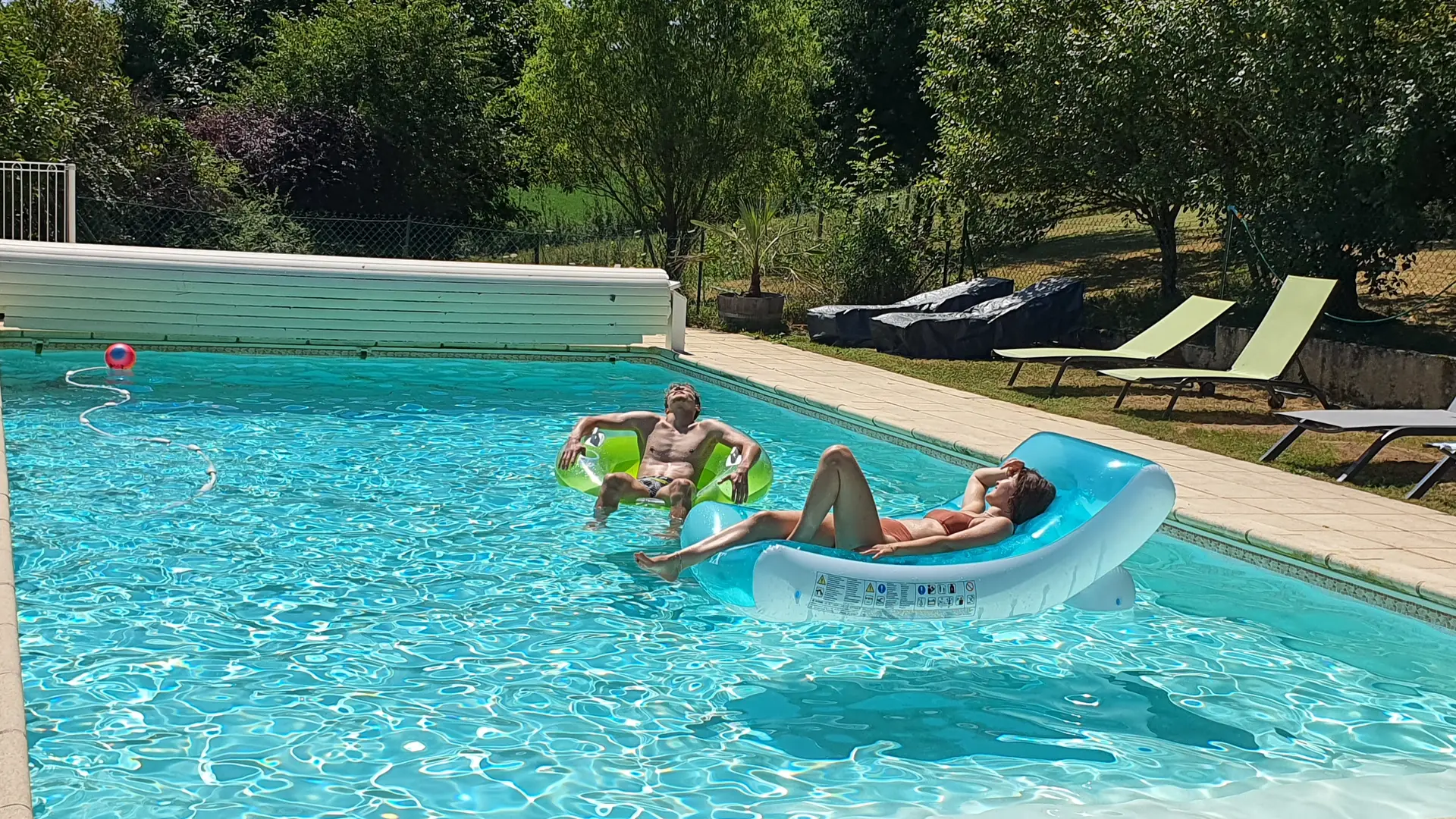 Piscine avec sièges gonflables