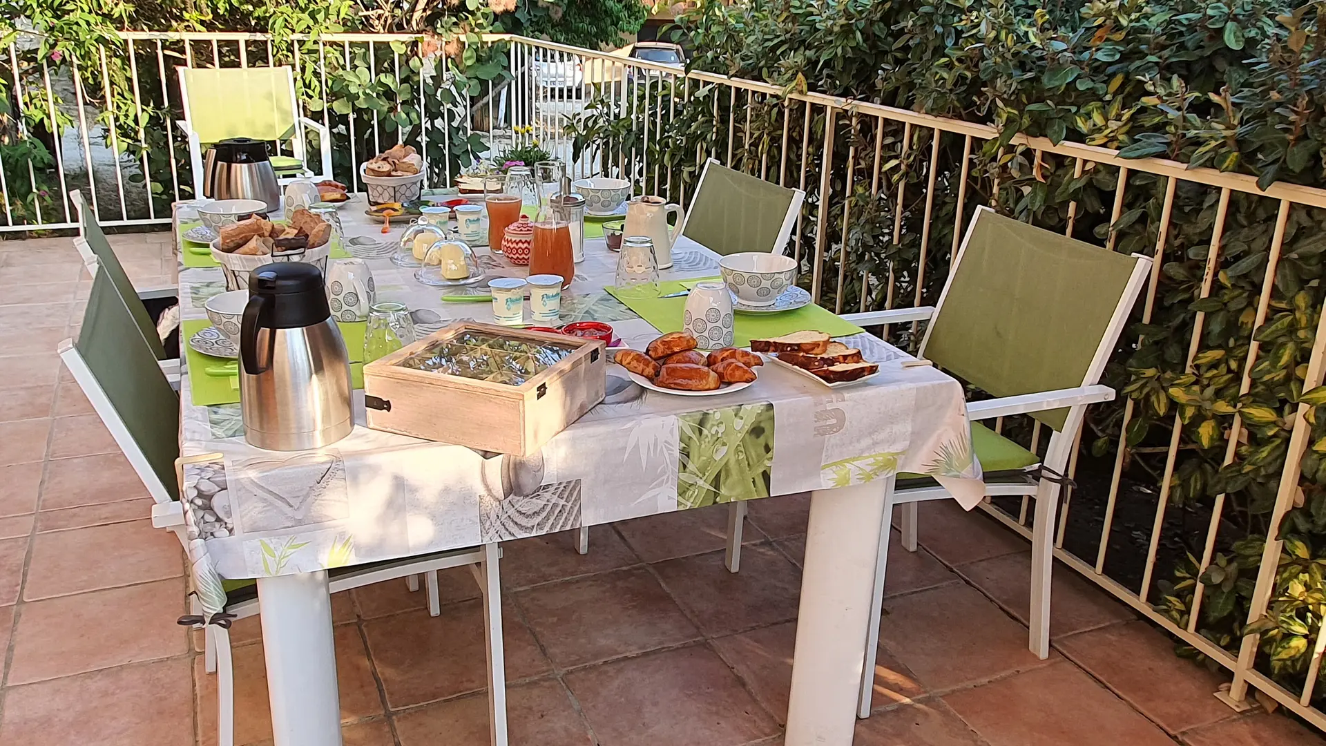 Table petit-déjeuner extérieur sur notre terrasse