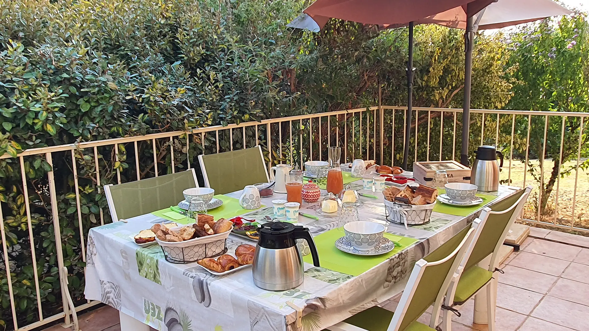 Table petit-déjeuner extérieur sur notre terrasse