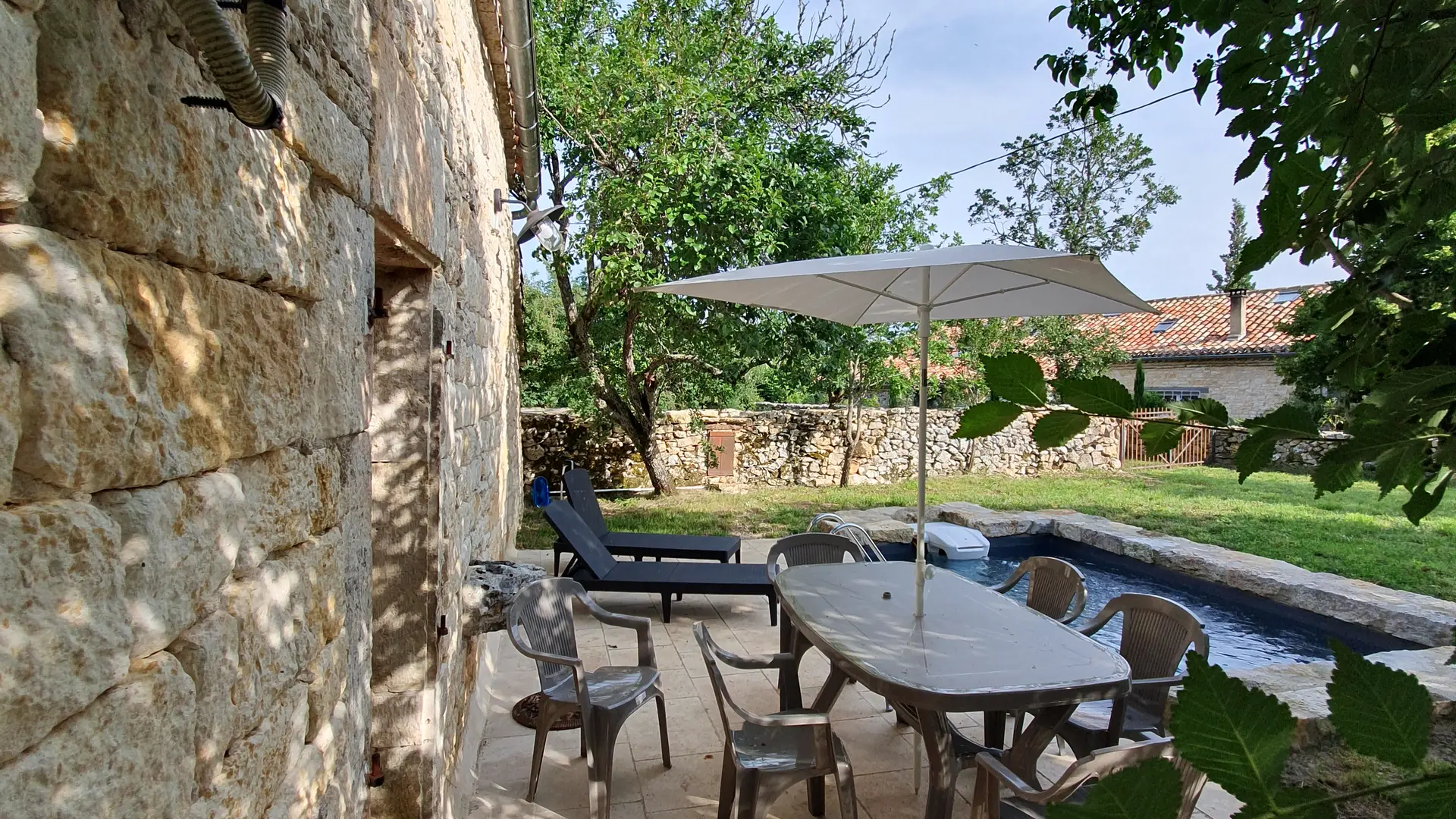 terrasse avec piscine lot quercy vacances