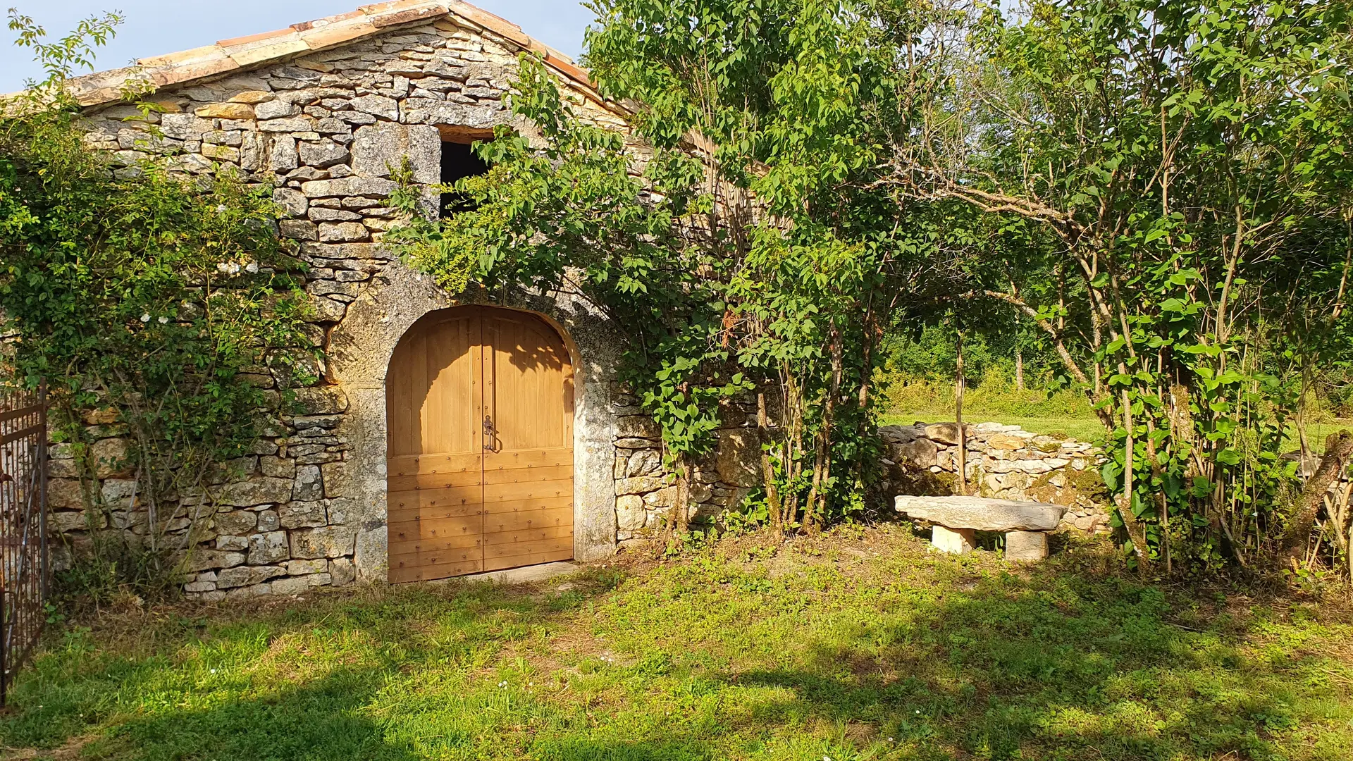 un banc de lecture gite location occitanie quercy