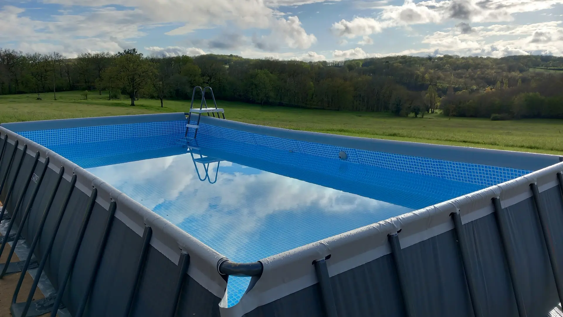 Piscine privée avec accès sécurisé