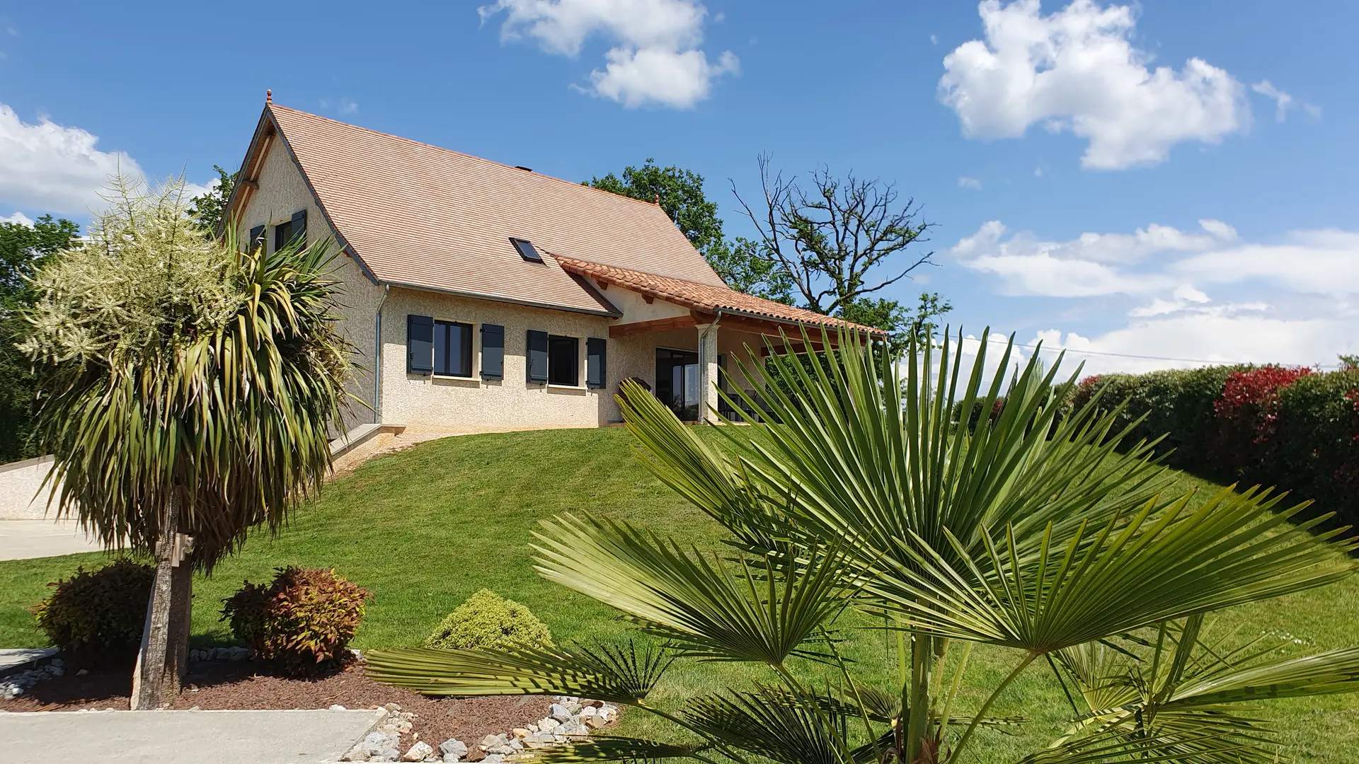 Gîte de Lasfargue- vue sur la maison depuis la piscine