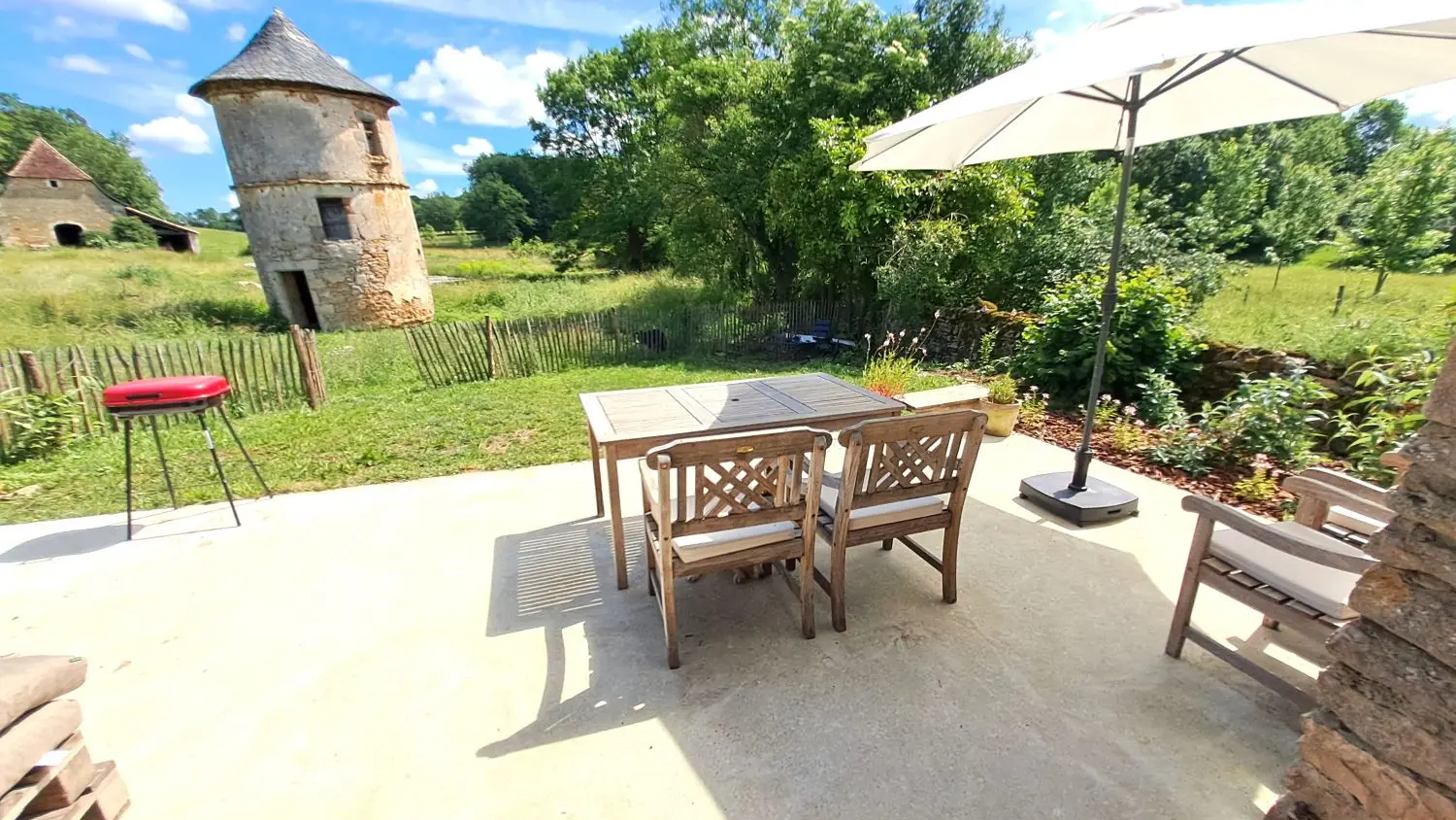 La terrasse avec vue sur le pigeonnier