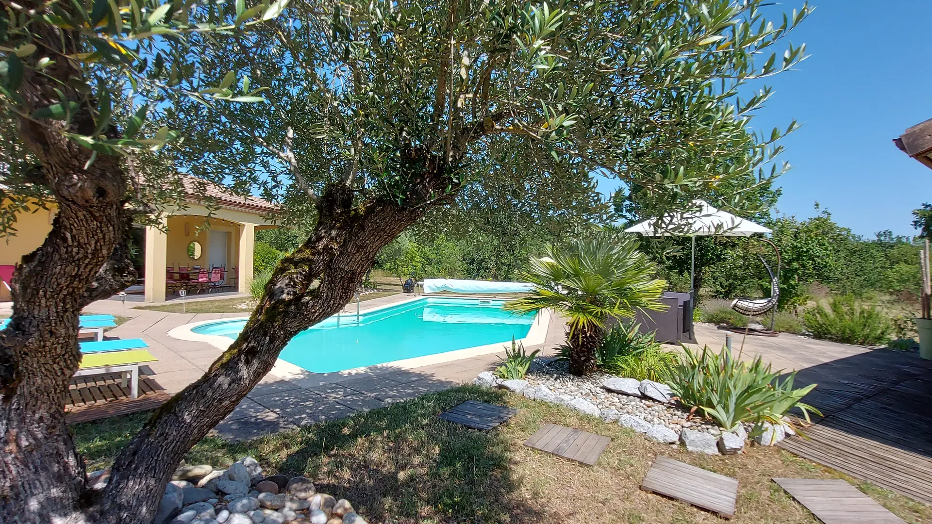 LOTcitane, piscine, jardin, spacieux espace transats, villa, soleil