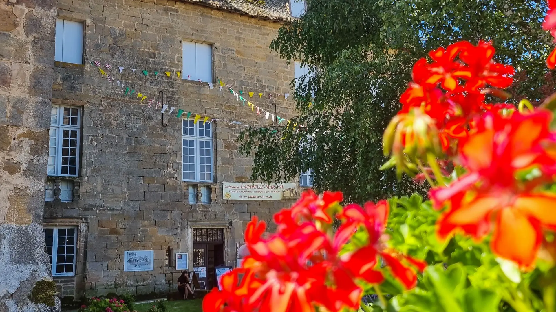 Entrée de l'Office de Tourisme à Lacapelle-Marival