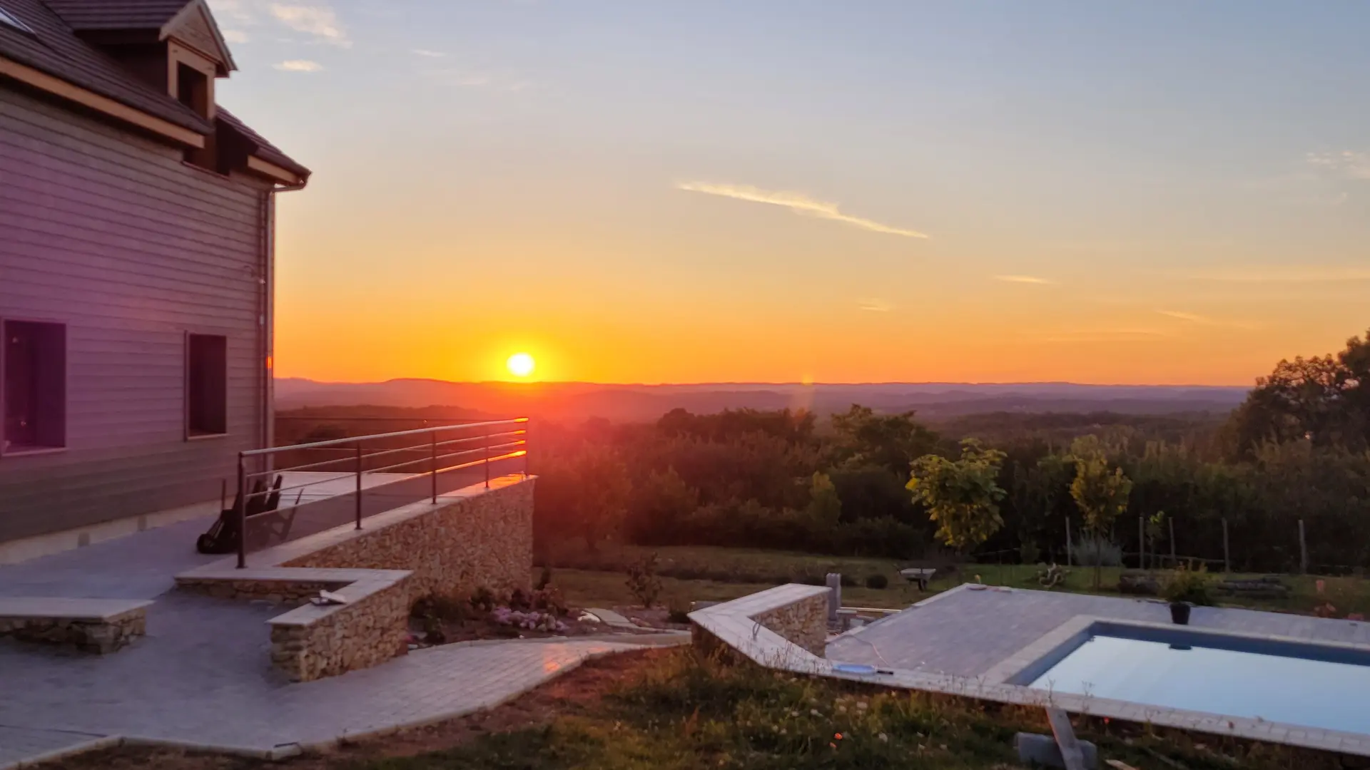 Vue extérieure sur la vallée et la piscine