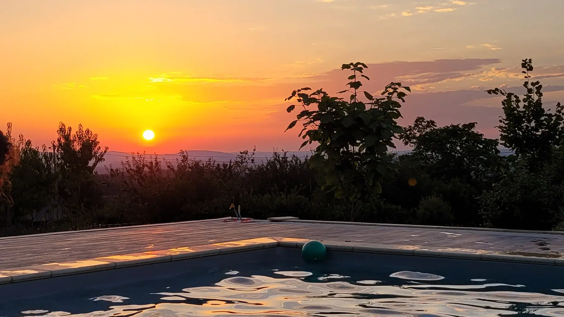 Piscine et coucher de soleil dans la vallée