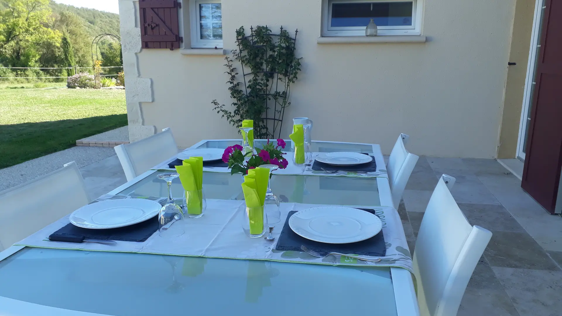 terrasse à l'arrière de la maison