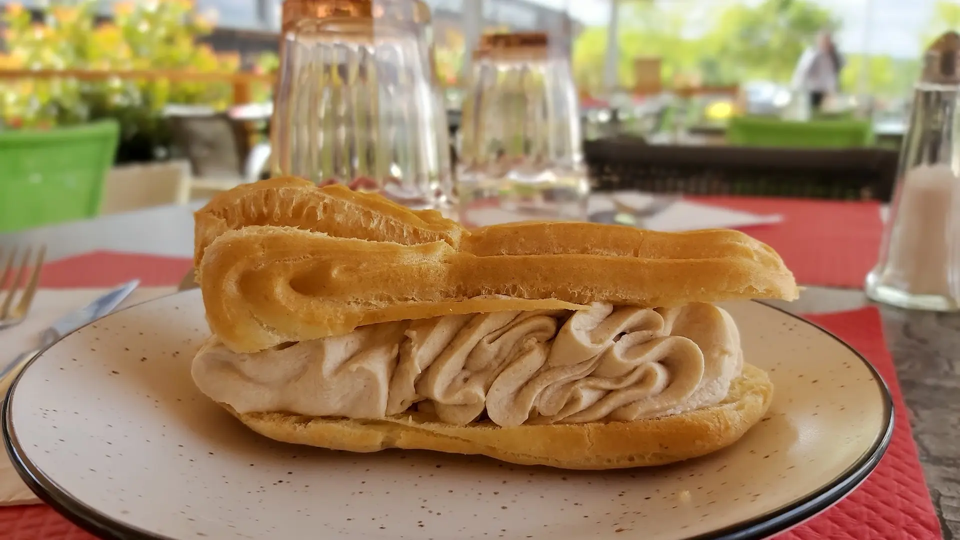 Éclair praliné