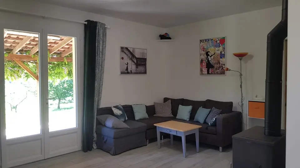 salon avec vue sur terrasse