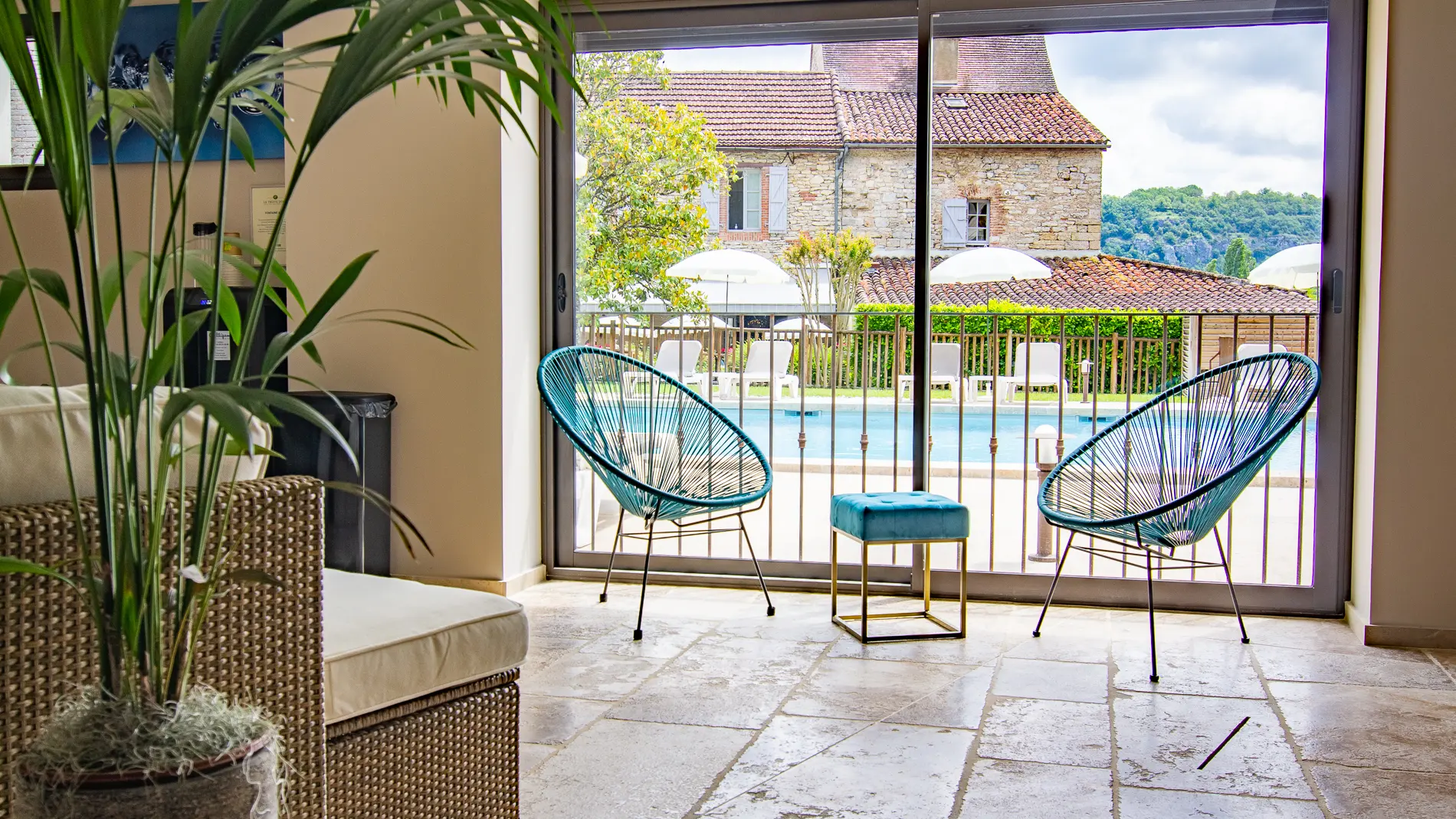 Vue sur la piscine extérieure depuis le Spa